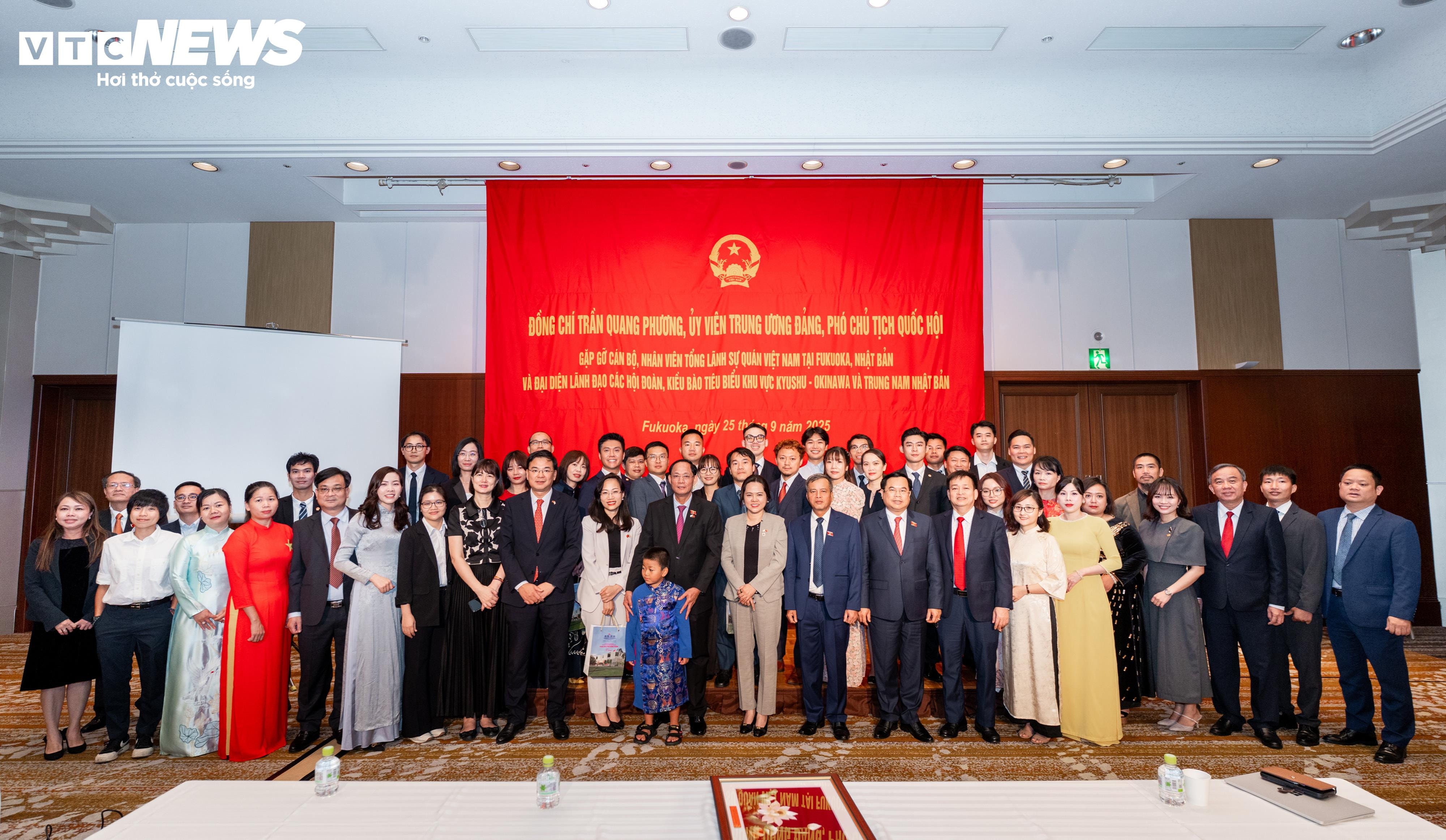 Phó Chủ tịch Quốc hội Trần Quang Phương chụp ảnh lưu niệm cùng bà con cộng đồng.
