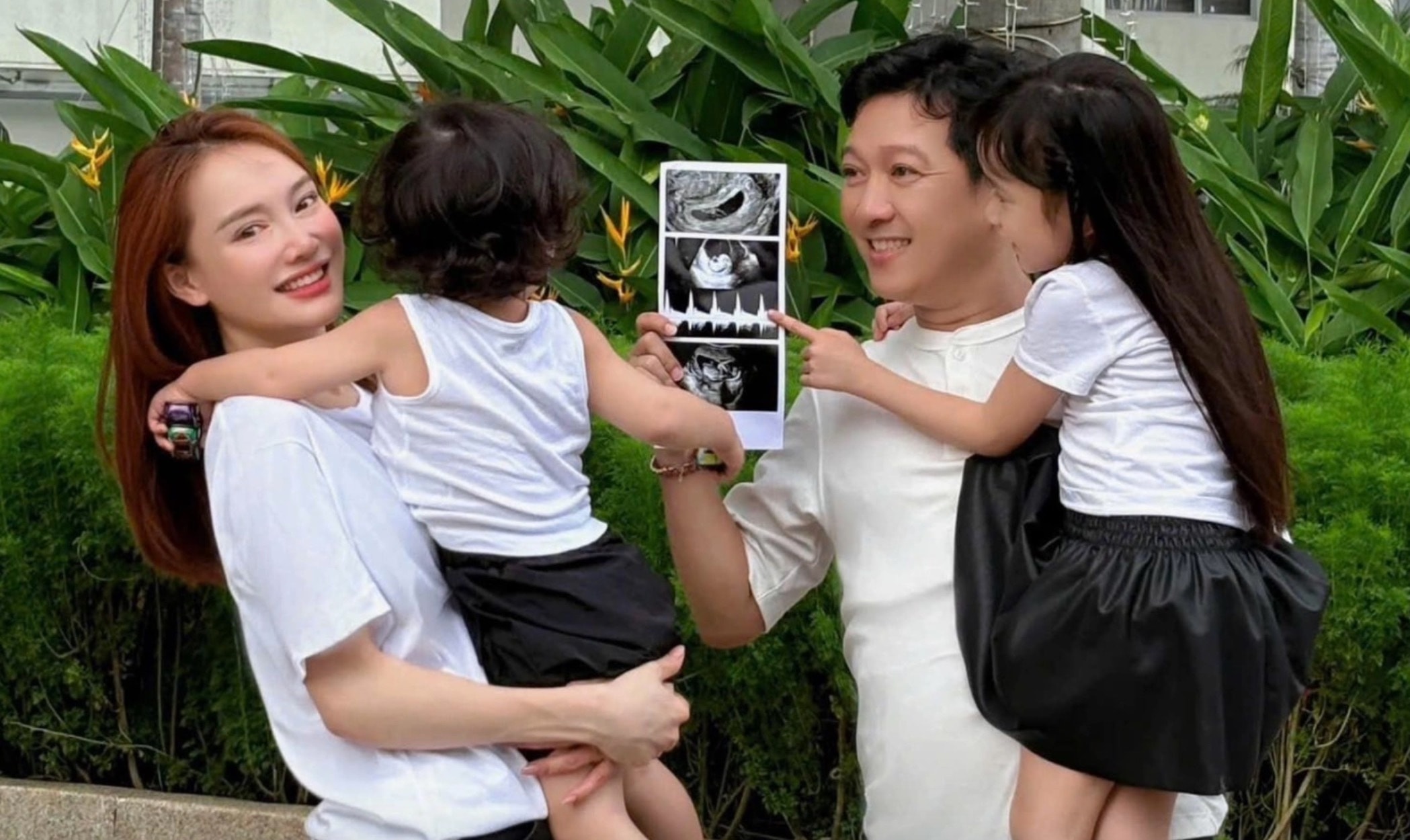 Nhân ngày kỷ niệm 7 năm cưới, vợ chồng Trường Giang - Nhã Phương công khai tin vui sắp có con thứ ba. Đăng ảnh hai vợ chồng bế hai bé lớn, khoe ảnh siêu âm của bé thứ ba, nữ diễn viên viết: