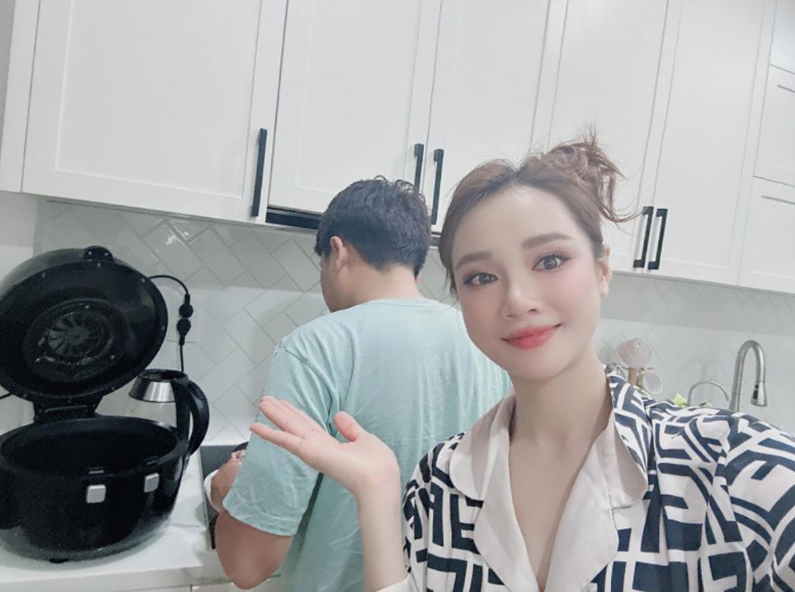 Nhã Phương thường khen ngợi chồng là người chu đáo, giỏi nấu ăn và yêu vợ. Trong khi đó, Trường Giang từng tiết lộ, anh vốn thích về khuya, tụ tập bạn bè... nhưng từ khi kết hôn bỏ dần những thói quen đó, dành nhiều thời gian cho gia đình nhiều hơn.