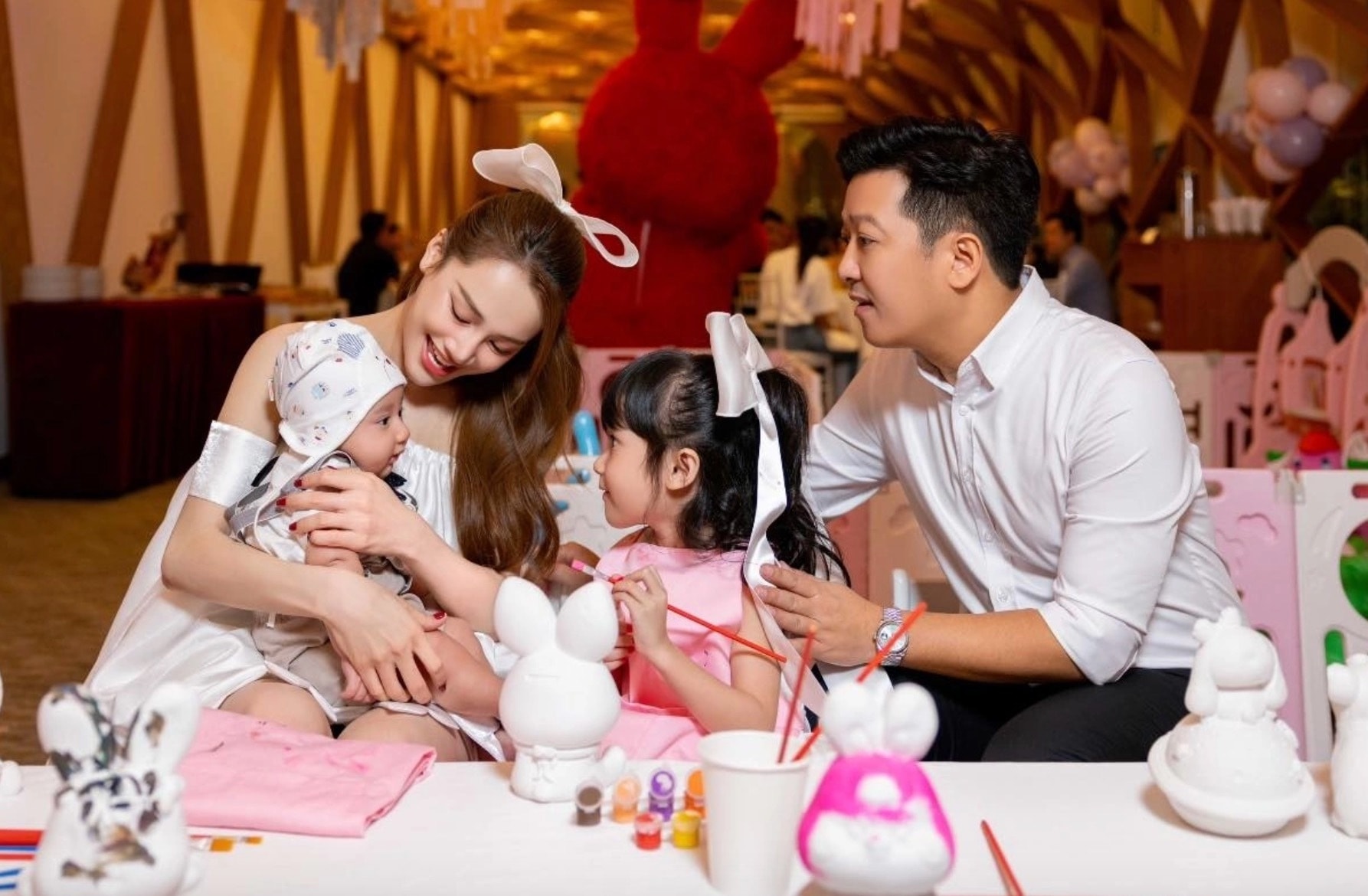 Trường Giang cũng nổi tiếng là ông bố chiều con. Mỗi lúc rảnh rỗi, anh thường dành hết thời gian ở nhà để chơi cùng các con.