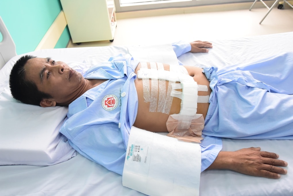 Sinh viên nghèo hiến gan cứu cha, nguy cơ dang dở việc học - 1