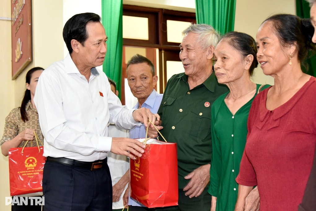 Bộ trưởng Đào Ngọc Dung tặng quà người có công ở Thanh Hóa - 1