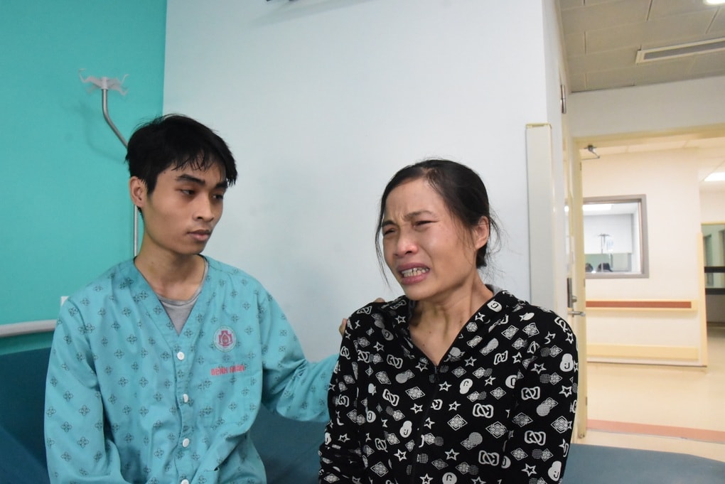 Sinh viên nghèo hiến gan cứu cha, nguy cơ dang dở việc học - 2