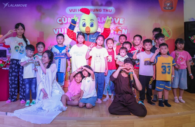 Các em nhỏ và gia đình tham gia Trung Thu. Ảnh: Lalamove