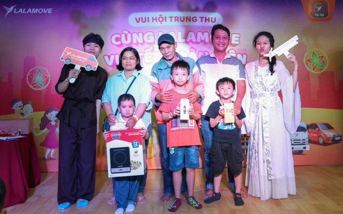 Gia đình các bác tài Lalamove nhận quà tại sự kiện Trung thu. Ảnh: Lalamove