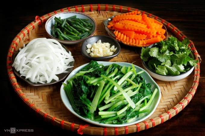 Rau củ quả cứng nên chần sơ trước khi xào mì. Ảnh: Bùi Thủy