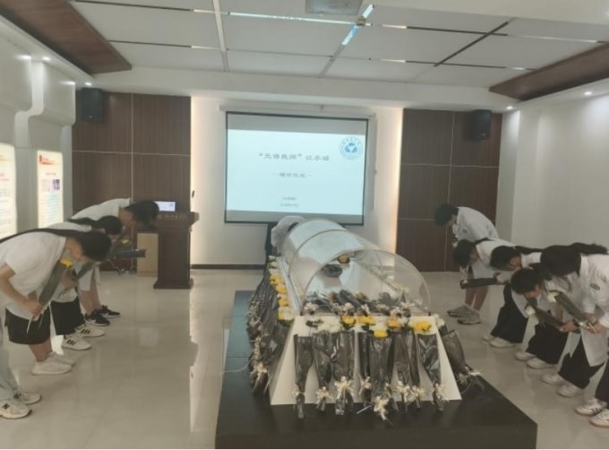 Các bác sĩ đã cúi chào bé Xile trong tang lễ, hôm 16/9. Ảnh: tidenews
