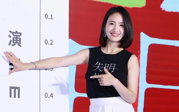Lâm Y Thần, 43 tuổi, quảng bá phim Thất minh. Ảnh: TVBS