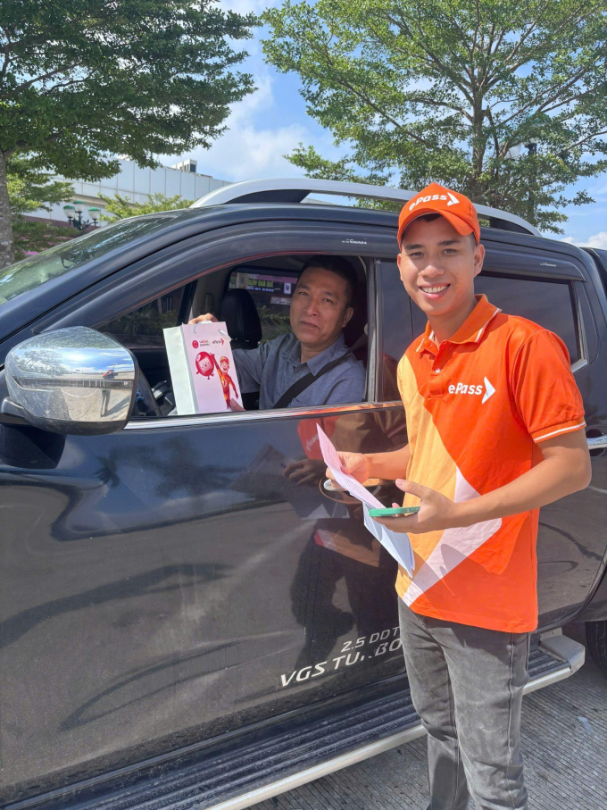 Nhân viên ePass hỗ trợ khách liên kết tài khoản giao thông với Viettel Money để thanh toán phí đường bộ. Ảnh: Viettel