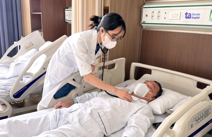 Bác sĩ Vân đang kiểm tra sức khỏe cho ông Thịnh trước khi ra viện. Ảnh: Bệnh viện Đa khoa Tâm Anh