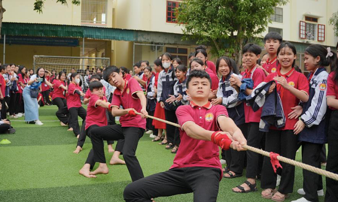 Học sinh tham gia hoạt động kéo co tại sân trường. Ảnh: PATH
