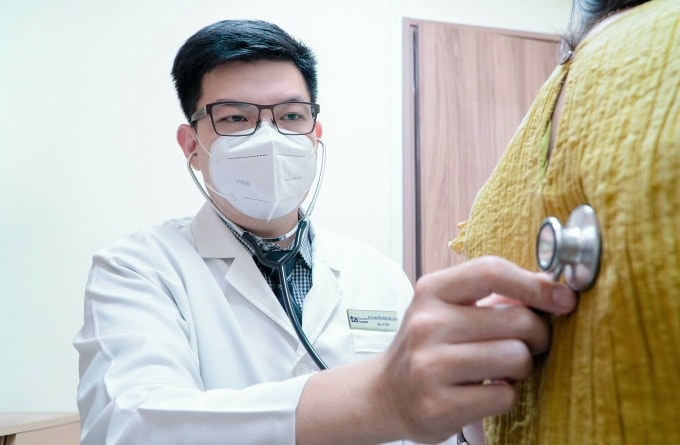 Bác sĩ Châu khám cho một bệnh nhi. Ảnh: Bệnh viện Đa khoa Tâm Anh