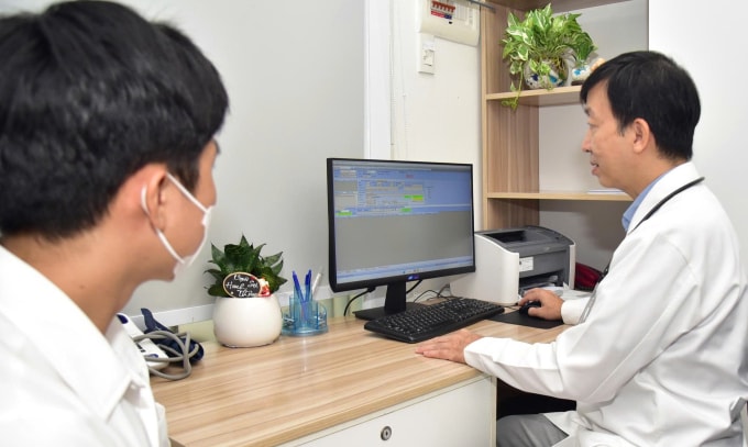 Bác sĩ khám, tạo thông tin người bệnh trên bệnh án điện tử. Ảnh: Hạnh Hoàng