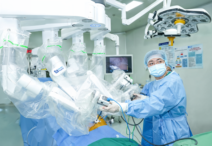 Bác sĩ Khánh gắn cánh tay robot để phẫu thuật cho người bệnh. Ảnh minh họa: Bệnh viện Đa khoa Tâm Anh