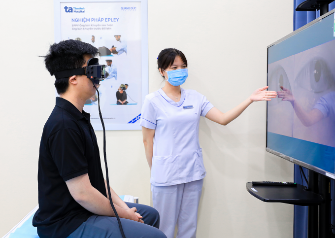 Người bệnh được đo chức năng tiền đình bằng hệ thống Interacoustics công nghệ ảnh động nhãn đồ (VNG) ứng dụng AI. Ảnh minh họa: Bệnh viện Đa khoa Tâm Anh