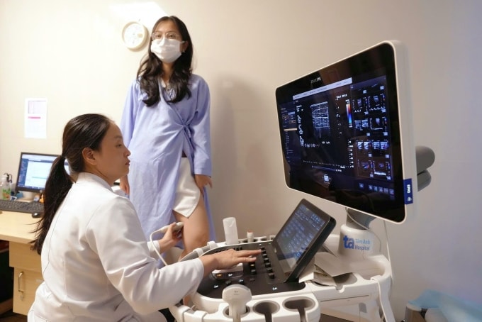 Bác sĩ Trang siêu âm tĩnh mạch chân cho người bệnh. Ảnh: Bệnh viện Đa khoa Tâm Anh