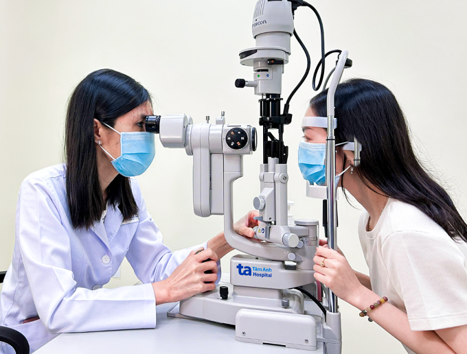 Bác sĩ Ngọc Anh khám mắt cho Khánh Du. Ảnh: Bệnh viện Đa khoa Tâm Anh