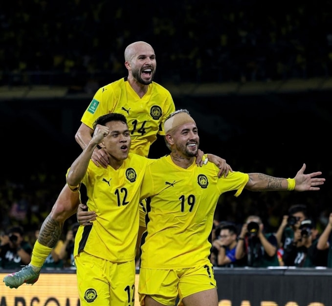 Joao Figueireido (số 14) và Rodrigo Holgado (số 19) trong trận Malaysia thắng Việt Nam 4-0 ở lượt hai bảng F vòng loại cuối Asian Cup 2027, trên sân Bukit Jalil, Malaysia ngày 10/6/2025. Ảnh: Malaysia NT