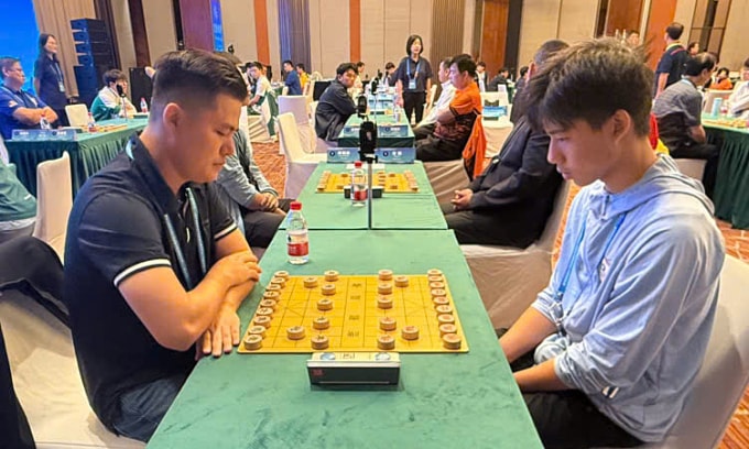 Lại Lý Huynh (trái) trong ván đấu với Hssu Yi Teng tại nội dung cờ nhanh sáng 26/9, bên lề giải cờ tướng thế giới 2025 ở Thượng Hải, Trung Quốc. Ảnh: TLKĐ
