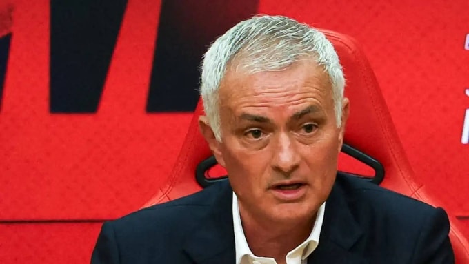 Mourinho trả lời họp báo sau trận Benfica hòa Rio Ave 1-1 ở vòng sáu giải vô địch Bồ Đào Nha hôm 23/9. Ảnh: Sapo