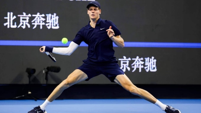 Sinner đánh thuận tay trong trận gặp Cilic, trên sân trung tâm ở tổ hợp National Tennis Center, Bắc Kinh, Trung Quốc hôm 25/9. Ảnh: Reuters