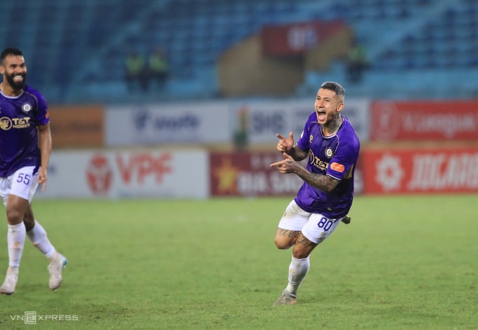 Fernando (phải) ăn mừng bàn thắng ở phút 58 giúp Hà Nội FC đánh bại Thánh Hóa 2-1. Ảnh: Hoàng Huynh