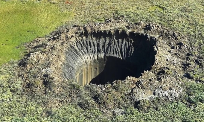 Một miệng hố trên bán đảo Yamal chụp từ trực thăng vào ngày 25/8/2014. Ảnh: AFP