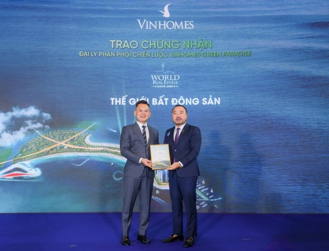Lễ trao chứng nhận đại lý phân phối chiến lược Vinhomes Green Paradise cho Thế Giới Bất Động Sản. Ảnh: TGBĐS