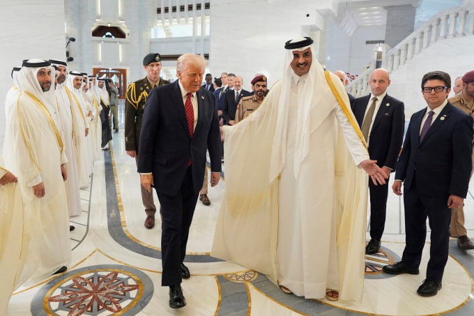 Quốc vương Qatar Tamim bin Hamad Al Thani đón tiếp Tổng thống Mỹ Donald Trump tại sự kiện ở Doha ngày 14/5. Ảnh: AP
