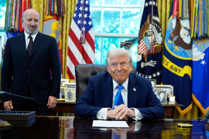Tổng thống Mỹ Donald Trump và Bộ trưởng Thương mại Howard Lutnick ở Nhà Trắng ngày 19/9. Ảnh: AP