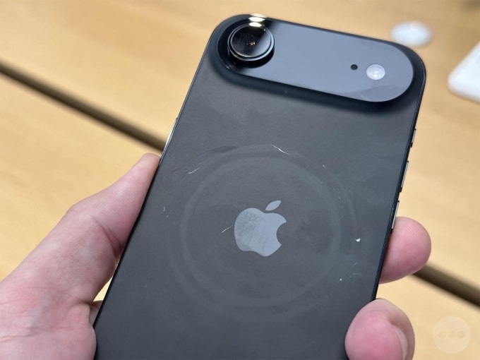 Phone Air màu Space Black với nhiều vết trầy ở mặt lưng. Ảnh:Macrumors