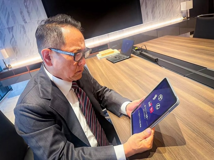 Chủ tịch hội đồng quản trị Toyota đã có nhận xét sau khi xem cách bố trí logo 5 thương hiệu hiển thị trên website đặc biệt. Ảnh: Akio Toyoda