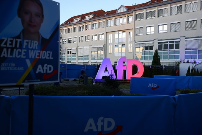 Bên ngoài trụ sở chính của AfD tại Berlin hồi tháng 2. Ảnh: Reuters