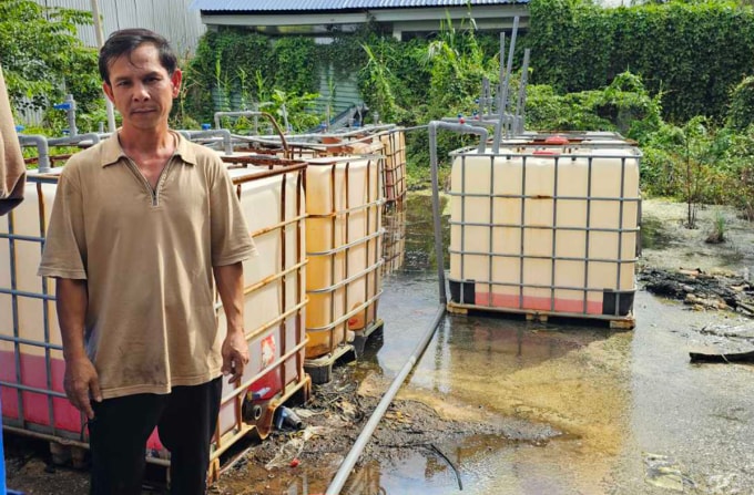 Đoàn Văn Bằng cùng các thùng hóa chất chuẩn bị đóng vào chai. Ảnh: Công an cung cấp