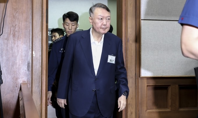 Cựu tổng thống Hàn Quốc Yoon Suk-yeol trình diện tòa án ở Seoul ngày 26/9. Ảnh: Yonhap