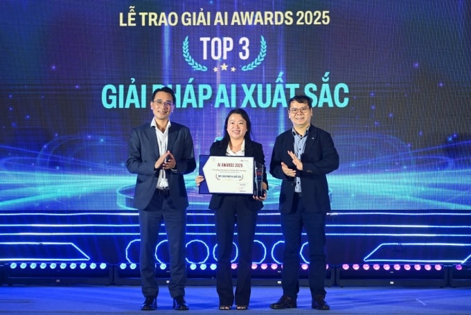Đại diện MoMo nhận giải Giải pháp AI xuất sắc tại lễ trao giải ngày 26/9. Ảnh: MoMo