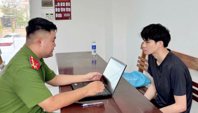 Lê Đinh Thi làm việc với cơ quan điều tra. Ảnh: Công an cung cấp