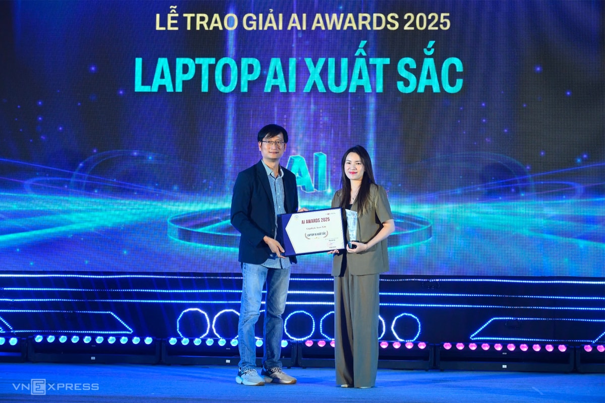 Đại diện Gigabyte nhận giải Laptop AI xuất sắc cho model Aero X16.