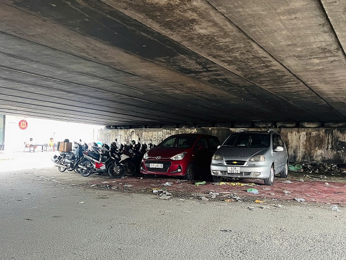Xe đậu ở khu vực dưới cầu Him Lam trên đường Nguyễn Thị Thập, tháng 9/2025. Ảnh: Hạ Giang