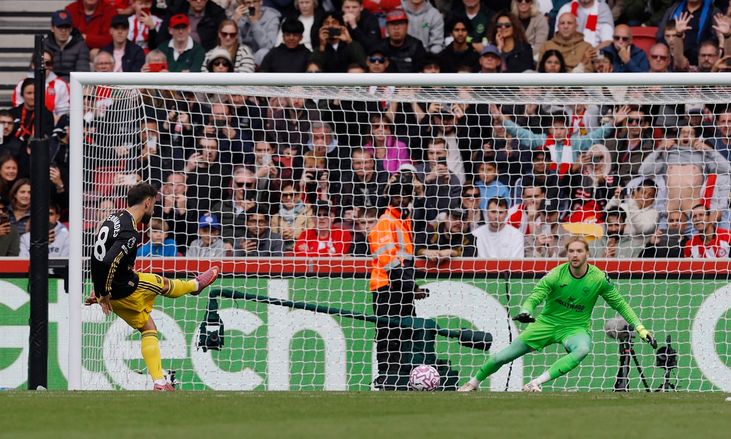 Bruno Fernandes đá hỏng phạt đền. (Ảnh: Reuters)