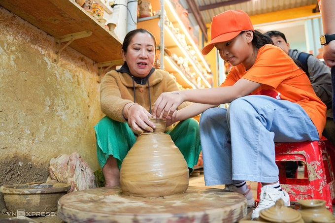 Học sinh Trường THCS Nguyễn Huệ, TP Đà Nẵng thử làm gốm tại làng gốm Thanh Hà trong tiết học hoạt động trải nghiệm. Ảnh: Nguyễn Đông