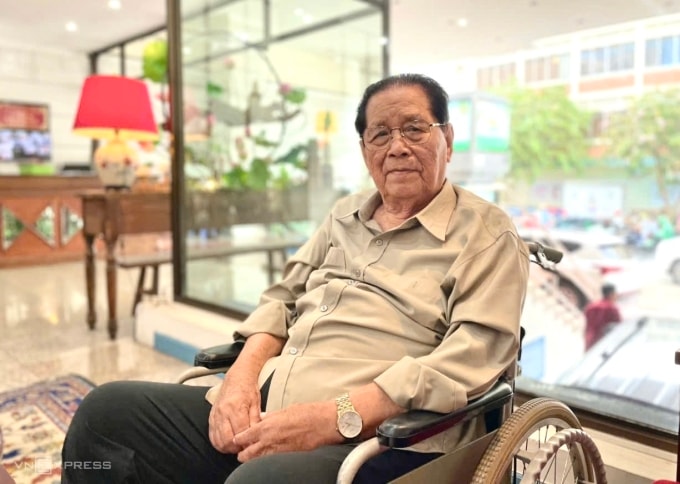 ông Nguyễn Bá, nguyên Tổng giám đốc, Tổng Công ty Bưu chính - Viễn thông Việt Nam, kể về hành trình cùng mọi người hợp sức giúp công nhận liệt sĩ cho người bạn Trang Hồng Vinh, tại nhà riêng ở phường Bàn Cờ, TP HCM, chiều 25/9. Ảnh: Ngọc Ngân