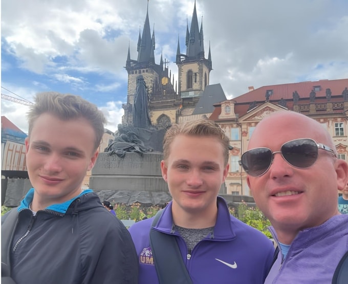 Billy Urbanik (ngoài cùng bên phải) đã đưa Aidan và Jacob đi du lịch trước khi họ vào đại học. Ảnh: WSJ