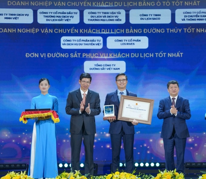 Đại diện Vietnam Airlines (thứ hai từ phải sang) nhận giải Hãng hàng không phục vụ khách du lịch tốt nhất 2025 tại lễ trao giải thưởng Du lịch Việt Nam 2025. Ảnh: Vietnam Airlines