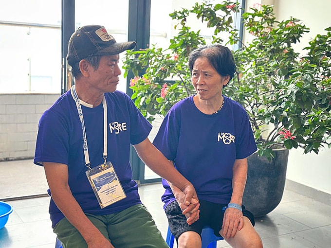 Vợ chồng ông Nhan tại viện ngày 26/9. Ảnh: Thúy Quỳnh
