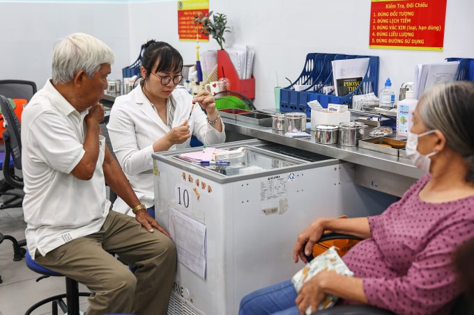 Người già sẽ được khám sức khoẻ định kỳ miễn phí. Ảnh: Quỳnh Trần