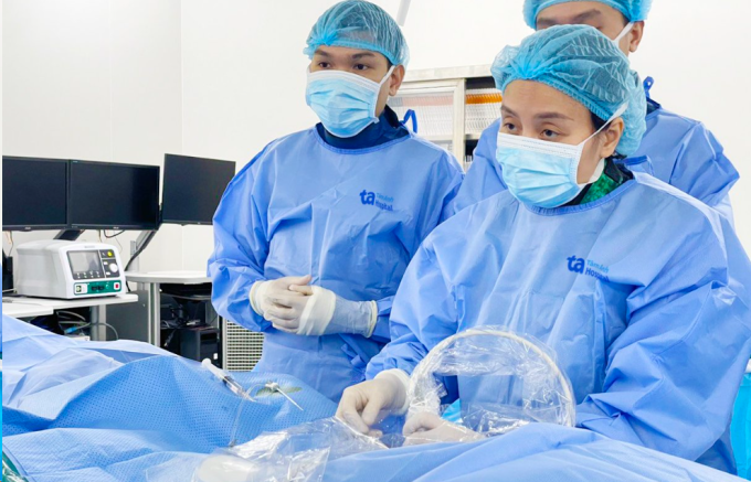 Êkíp can thiệp điều trị suy giãn tĩnh mạch cho người bệnh. Ảnh: Bệnh viện Đa khoa Tâm Anh