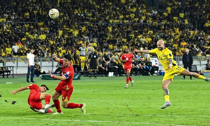 Cú sút xa thành bàn của Figuereido trong trận thắng Việt Nam 4-0. Ảnh: Main Stand