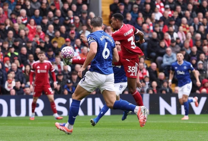 Gravenberch quăng chân phải, vô-lê ...