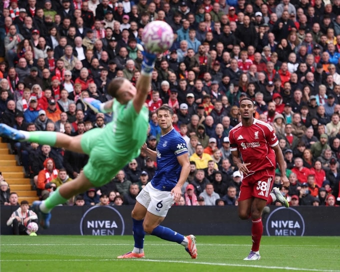 đưa bóng đi qua tầm với của thủ môn Jordan Pickford mở tỷ số trận Liverpool thắng Everton 2-1 tại Anfield ở vòng 5 Ngoại hạng Anh ngày 20/9. Ảnh: Reuters